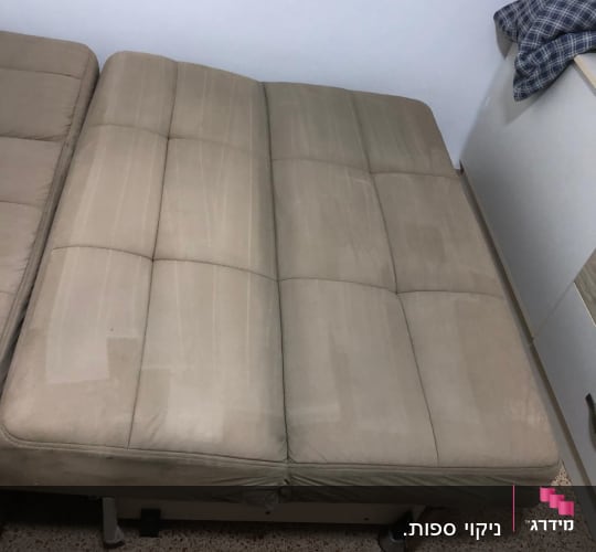 ספה עם כתמים לפני ניקוי